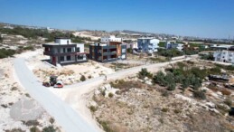 Akdeniz Belediyesi, Evci Mahallesi’nin yollarını soğuk asfaltla kaplıyor