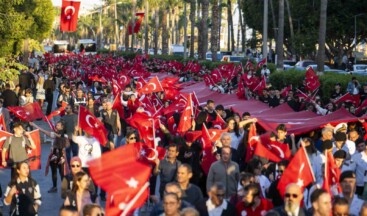 Mersin’de 101 metre uzunluğunda Türk bayrağıyla yürüyüş yapıldı
