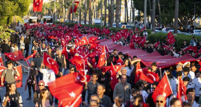 Mersin’de 101 metre uzunluğunda Türk bayrağıyla yürüyüş yapıldı