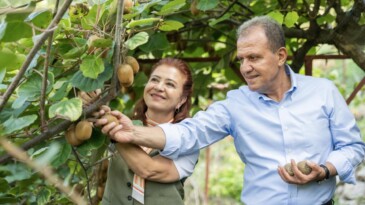 Başkan Seçer ve Meral Seçer ‘Kivi Şenliği’ne Katıldı