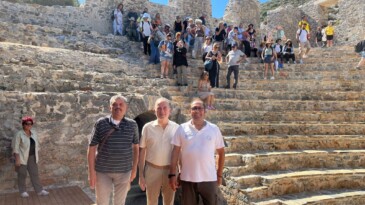 BAŞKAN DENİZ İÇEL SANAT KULÜBÜ ÜYELERİ  İLE ANAMUR’DA BİRARAYA GELDİ