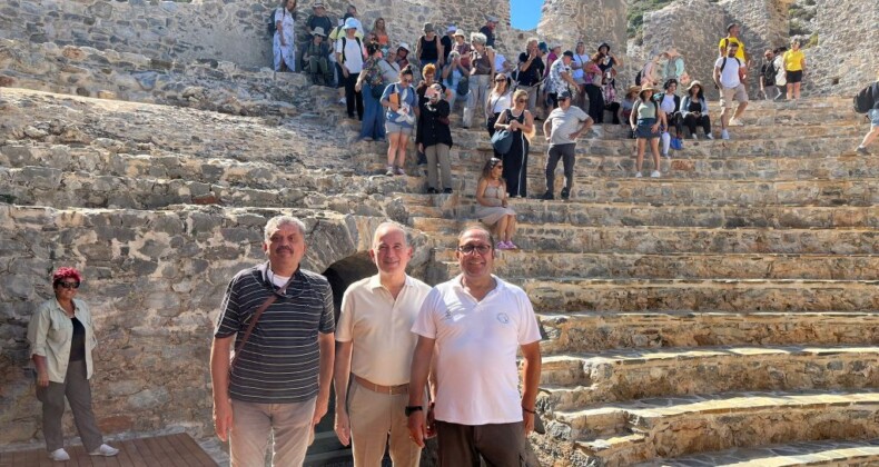 BAŞKAN DENİZ İÇEL SANAT KULÜBÜ ÜYELERİ İLE ANAMUR’DA BİRARAYA GELDİ