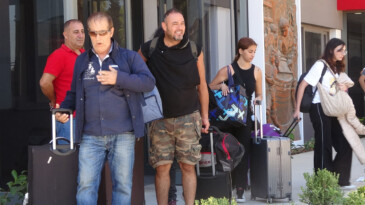 LÜBNAN’DAN KAÇAN YAKLAŞIK BİN KİŞİ, MERSİN’DEKİ  TAŞUCU LİMANI’NA GELDİ