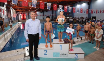 SİLİFKE’DE 29 EKİM CUMHURİYET İÇİN KULAÇ ATTILAR