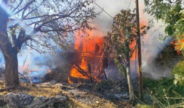 Mersin’de çıkan yangında bir ev kül oldu