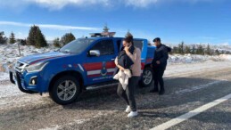 Otomobilleri ile kara saplanan aileyi jandarma ekipleri kurtardı