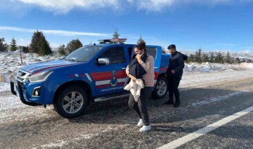 Otomobilleri ile kara saplanan aileyi jandarma ekipleri kurtardı