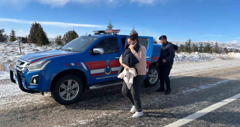 Otomobilleri ile kara saplanan aileyi jandarma ekipleri kurtardı