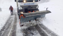 Karda Mahsur Kalan Vatandaşların ve Hayvanların İmdadına Büyükşehir Koşuyor