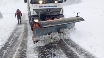 Karda Mahsur Kalan Vatandaşların ve Hayvanların İmdadına Büyükşehir Koşuyor
