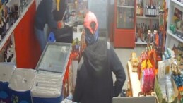 Markette bıçaklı soygun kamerada: 2 şüpheli tutuklandı