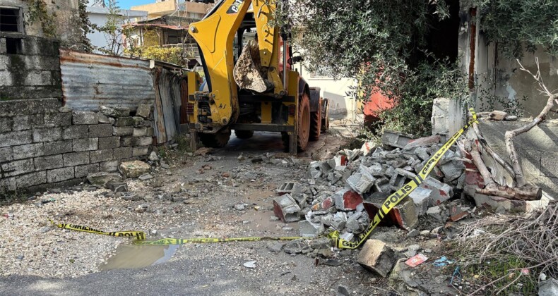 TARSUS BELEDİYESİ YAĞIŞ SONRASI TAHRİBATI HIZLA GİDERİYOR