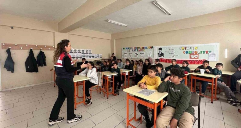 Jandarmanın öğrencilere yönelik siber farkındalık eğitimleri sürüyor