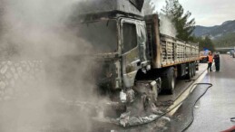 Tarsus’ta seyir halindeki tırın dorsesi yandı