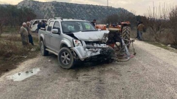 Mersin’de kamyonet traktöre arkadan çarptı: 4 yaralı