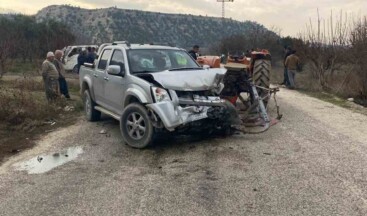 Mersin’de kamyonet traktöre arkadan çarptı: 4 yaralı