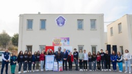 Lise öğrencilerinden Yenişehir Belediyesinin hayvan bakımevine mama bağışı