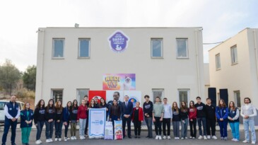 Lise öğrencilerinden Yenişehir Belediyesinin hayvan bakımevine mama bağışı