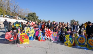 TARSUS’TA YÜZLERCE UÇURTMA GÖKYÜZÜNDE SÜZÜLDÜ