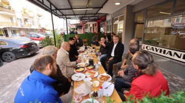 BAŞKAN TURGUT, ÖZCAN SEYHAN CADDESİ’NDE ESNAF İLE KAHVALTIDA BİR ARAYA GELDİ