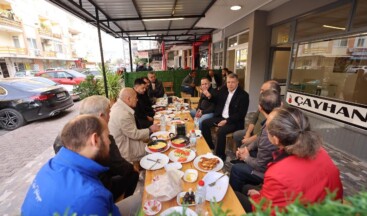 BAŞKAN TURGUT, ÖZCAN SEYHAN CADDESİ’NDE ESNAF İLE KAHVALTIDA BİR ARAYA GELDİ