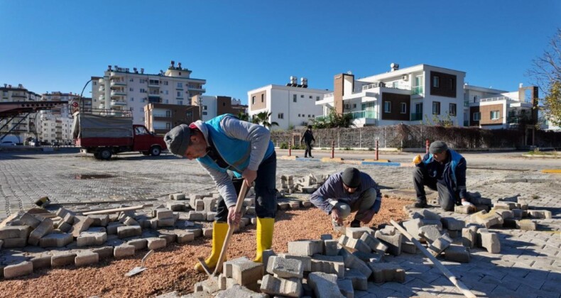 SİLİFKE BELEDİYESİ, PARKE YENİLEME VE DÜZENLEME ÇALIŞMALARINI SÜRDÜRÜYOR