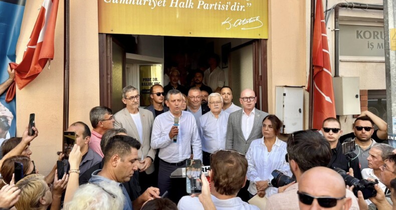 Cumhuriyet Halk Partisi Genel Başkanı Özgür Özel, CHP Burhaniye İlçe Başkanlığını ziyaret etti,