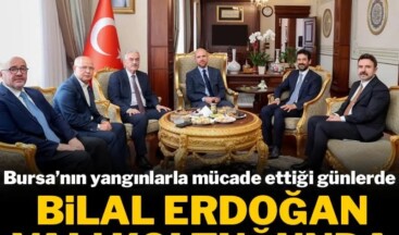 Bilal Erdoğan vali koltuğunda Bursa’da orman yangınlarıyla mücadele edilen günlerde Bilal Erdoğan’ın vali Ayyıldız’ı ziyaret etti. Bilal Erdoğan valinin koltuğunda oturdu.