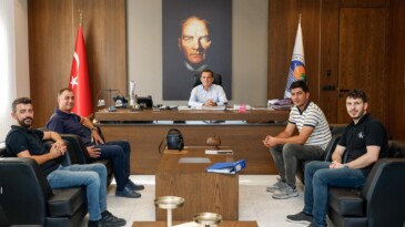 Başkan Abdullah Özyiğit, İnşaat Mühendisleri Odası Başkanı Hüseyin Erkan ve yönetimini makamında ağırladı.