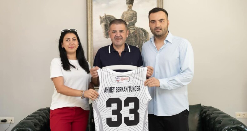 Mezitli Belediye Başkanı Ahmet Serkan TUNÇER Seçil Kauçuk Mersin Basketbol Kulübü Başkanı Mustafa Kaya ve Kurumsal İletişim Sorumlusu Yağmur İğret Makamında Ağırladı.