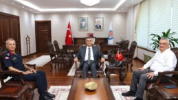 Mersin Valisi Atilla Toros, ziyaretine gelen Vali Mülkiye Başmüfettişi Aykut Pekmez ile görüştü.