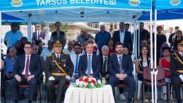 Tarsus’ta 30Ağustos Zafer Bayramı’nın 103. yıl dönümü dolayısıyla Cumhuriyet Meydanı’nda düzenlenen çelenk sunma töreni yapıldı;