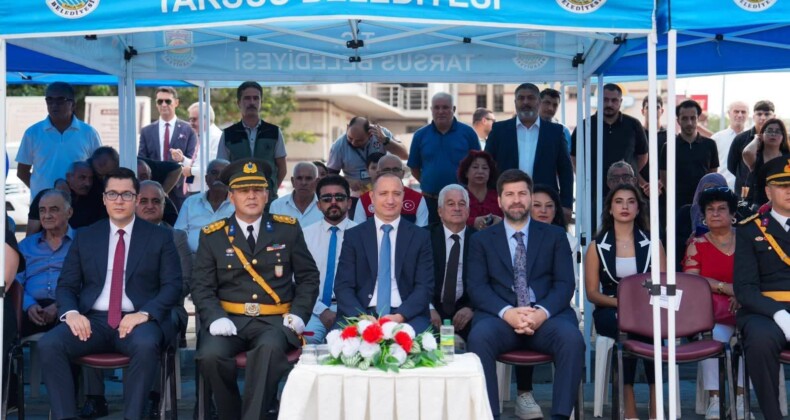 Tarsus’ta 30Ağustos Zafer Bayramı’nın 103. yıl dönümü dolayısıyla Cumhuriyet Meydanı’nda düzenlenen çelenk sunma töreni yapıldı;