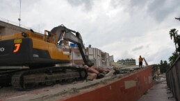 BÜYÜKŞEHİR EKİPLERİ TARSUS’TA SUNAY ATİLLA ÜSTGEÇİDİ’Nİ YIKMAYA BAŞLADI;