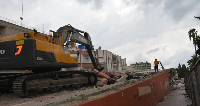 BÜYÜKŞEHİR EKİPLERİ TARSUS’TA SUNAY ATİLLA ÜSTGEÇİDİ’Nİ YIKMAYA BAŞLADI;