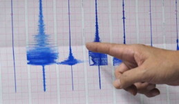 Son dakika deprem… AFAD duyurdu: Kütahya Simav’da gece yarısı korkutan deprem! Son dakika haberi… Kütahya’nın Simav ilçesinde saat 02.16’da 4,2 büyüklüğünde deprem meydana geldi. Yerin 9.49 kilometre derinliğinde kaydedilen sarsıntı, çevre ilçelerde de hissedildi.