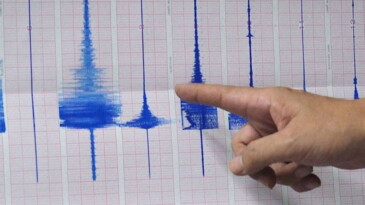 Son dakika deprem… AFAD duyurdu: Kütahya Simav’da gece yarısı korkutan deprem! Son dakika haberi… Kütahya’nın Simav ilçesinde saat 02.16’da 4,2 büyüklüğünde deprem meydana geldi. Yerin 9.49 kilometre derinliğinde kaydedilen sarsıntı, çevre ilçelerde de hissedildi.