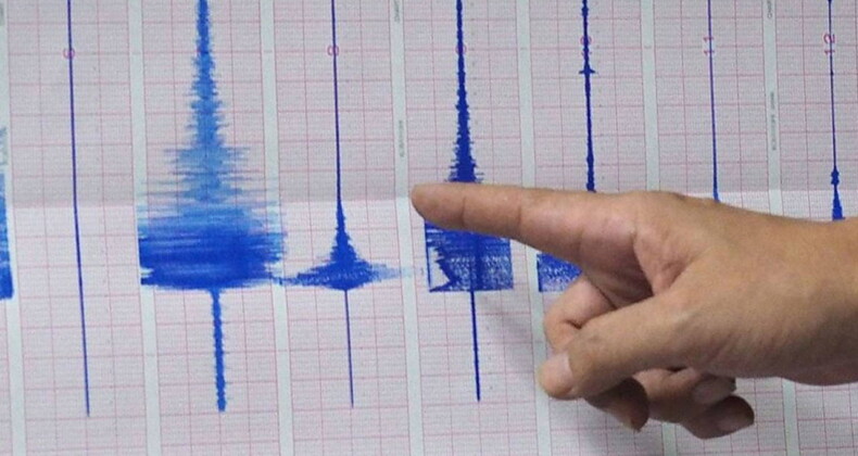 Son dakika deprem… AFAD duyurdu: Kütahya Simav’da gece yarısı korkutan deprem! Son dakika haberi… Kütahya’nın Simav ilçesinde saat 02.16’da 4,2 büyüklüğünde deprem meydana geldi. Yerin 9.49 kilometre derinliğinde kaydedilen sarsıntı, çevre ilçelerde de hissedildi.