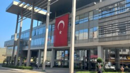 AKP’li Trabzon Büyükşehir Belediyesi, 30 Ağustos’ta belediye binasında Atatürk’ün fotoğrafına yer vermedi.