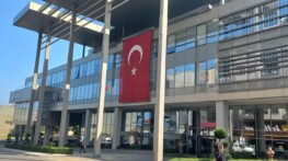 AKP’li Trabzon Büyükşehir Belediyesi, 30 Ağustos’ta belediye binasında Atatürk’ün fotoğrafına yer vermedi.