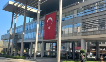 AKP’li Trabzon Büyükşehir Belediyesi, 30 Ağustos’ta belediye binasında Atatürk’ün fotoğrafına yer vermedi.