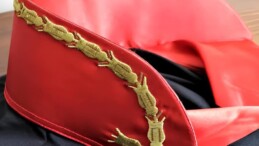 #SONDAKİKA  İstanbul’da görevli Cumhuriyet Savcısı Ercan Kayhan, husumetlisi Mustafa Can Gül tarafından bir restoranda boğazı kesilerek öldürüldü.