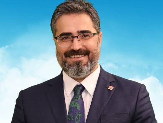 #SONDAKİKA  AKP eliyle CHP İstanbul İl Başkanlığı’na atanan kayyum heyetinden çekilen Hasan Babacan’ın yerine yedek listede bulunan Gökmen Güneş kayyumluğu reddetti.