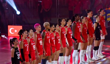 Filenin Sultanları, Dünya Şampiyonası finaline sadece 1 set uzakta. 🇹🇷  3. set sonucu: Japonya (1) 18 – 25 (2) Türkiye