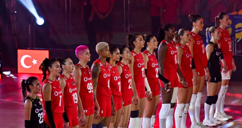 Filenin Sultanları, Dünya Şampiyonası finaline sadece 1 set uzakta. 🇹🇷  3. set sonucu: Japonya (1) 18 – 25 (2) Türkiye