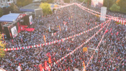 Özgür Özel:  “Ey Erdoğan, Tandoğan Meydanı’nı hiç böyle gördün mü? Bu meydan da meydana gelen bütün bulvarlar da ağzına kadar dolu, kimse ayrılmıyor, görüyor musun?  Bu meydanda senden korkmayanlar, zulümden yılmayanlar var. Bu meydan, korkuyu evde bıraktı!”