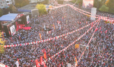 Özgür Özel:  “Ey Erdoğan, Tandoğan Meydanı’nı hiç böyle gördün mü? Bu meydan da meydana gelen bütün bulvarlar da ağzına kadar dolu, kimse ayrılmıyor, görüyor musun?  Bu meydanda senden korkmayanlar, zulümden yılmayanlar var. Bu meydan, korkuyu evde bıraktı!”