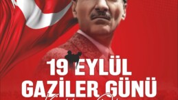 ALİ BOLTAÇ’TAN 19 EYLÜL GAZİLER GÜNÜ MESAJI..  “Gaziler, yaşayan abidelerimizdir” diyen Gazi Mustafa Kemal Atatürk’ün yolunda…  Bu toprakların bağımsızlığını, özgürlüğünü ve geleceğini kahraman gazilerimize borçluyuz. Onların cesareti, vatan sevgisi ve fedakârlığı milletimizin ortak gururudur.  Şehitlerimizi rahmetle, gazilerimizi minnet ve şükranla anıyoruz. Aziz hatıranız sonsuza dek yaşayacak. 🇹🇷  #GazilerGünü #AliBoltaç #TarsusBelediyesi #tarsustagelecekvar