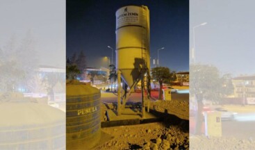 Depremin yıktığı Hatay Defne’de en kalabalık okulun bulunduğu bölgeye, öğrencilerin sağlığını olumsuz etkileyecek mobil beton santrali kurulduğu ortaya çıktı
