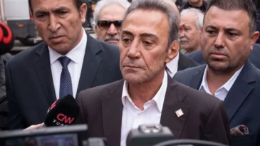 Son Dakika… Berhan Şimşek ihraç istemiyle disipline sevk edildi! Son dakika gelişmesi… CHP, İstanbul il yönetimine kayyum olarak atanan Gürsel Tekin ile birlikte açıklama yapacak olan eski il başkanı Berhan Şimşek’i ihraç istemiyle disipline sevk etti.